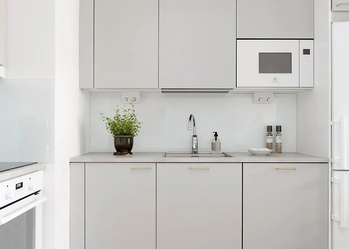 2br Design 400 M From Train Station Tikkurila Apartamento *