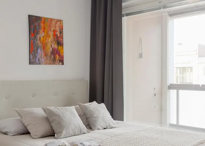 2br Design 400 M From Train Station Tikkurila Apartamento *