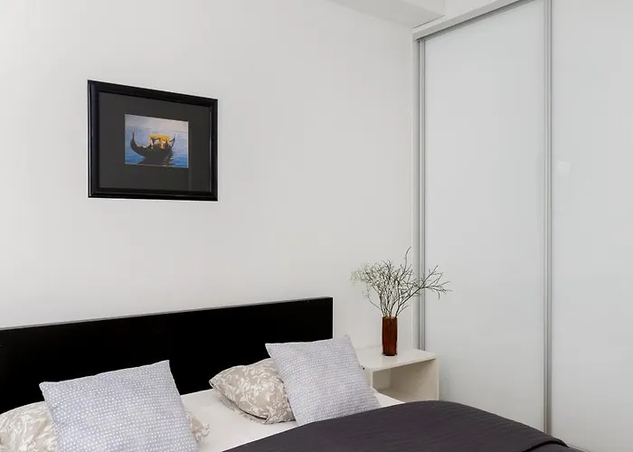 2br Design 400 M From Train Station Tikkurila Apartamento *